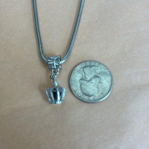 Silver tone necklace with crown pendant and lobster claw clasp - Picture 4 of 4